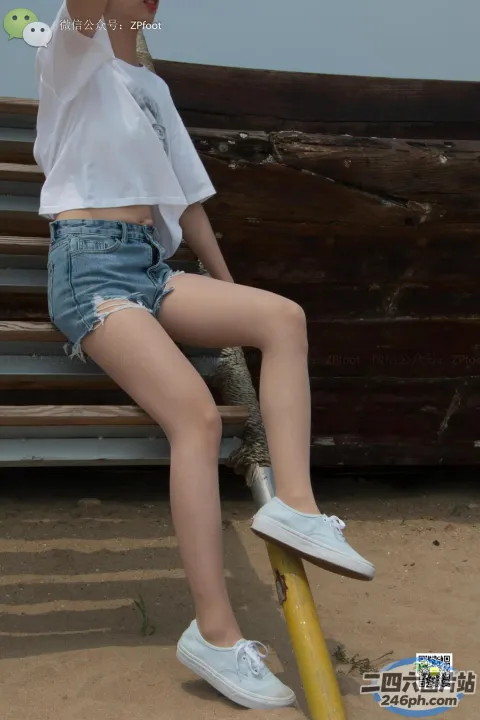拿着棒球棒坐在长凳上的阿拉菲德女人