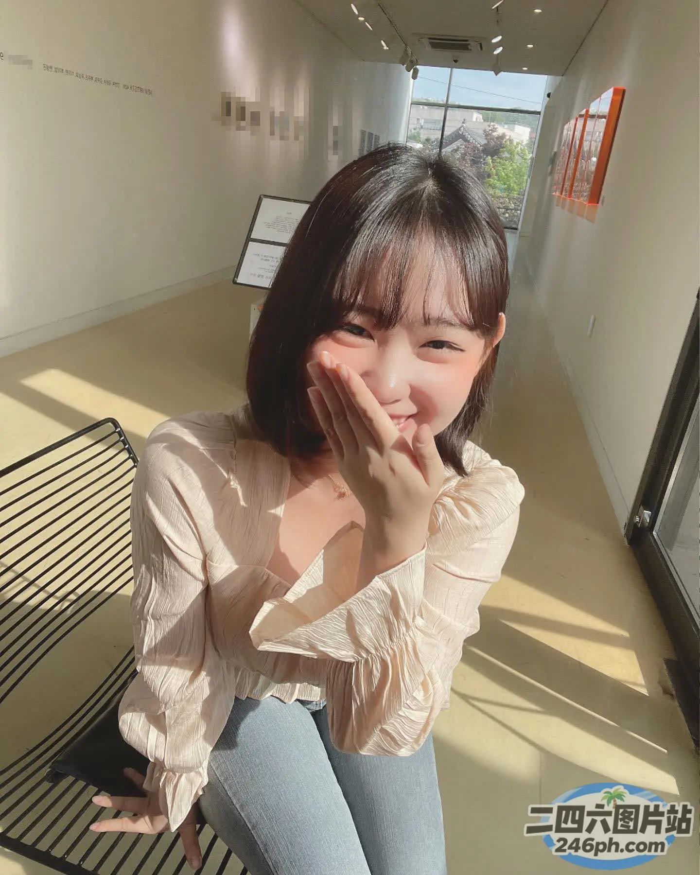 房间里的长凳上坐着一个女人