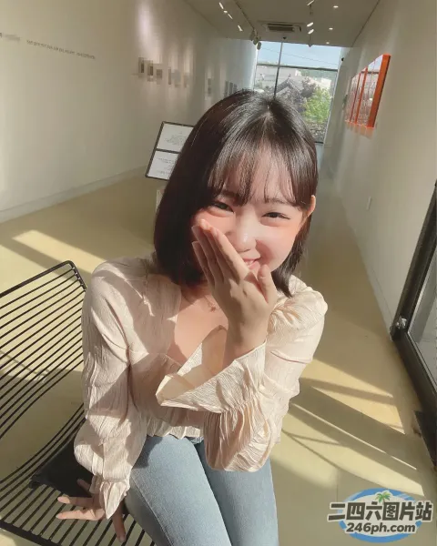 房间里的长凳上坐着一个女人