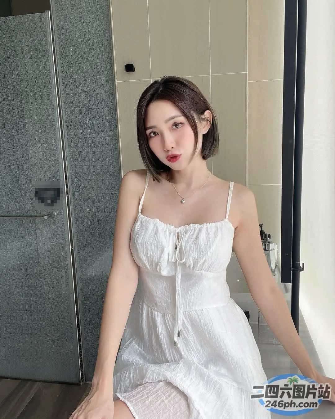 坐在浴缸上的白色连衣裙的 Arafed 女人