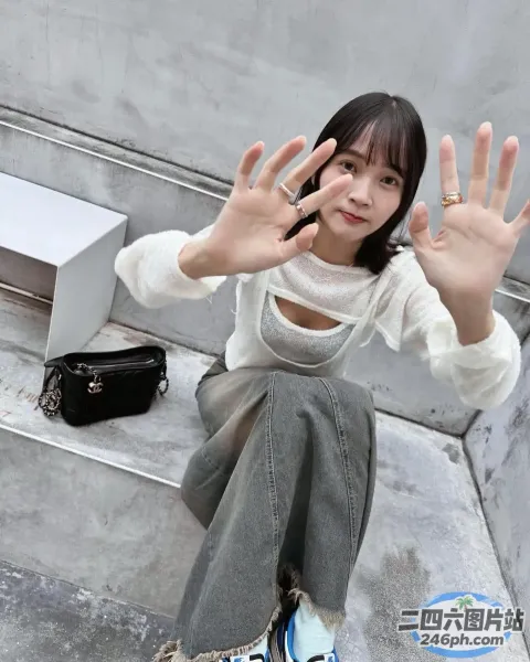 台阶上坐着一个女人，双手高举