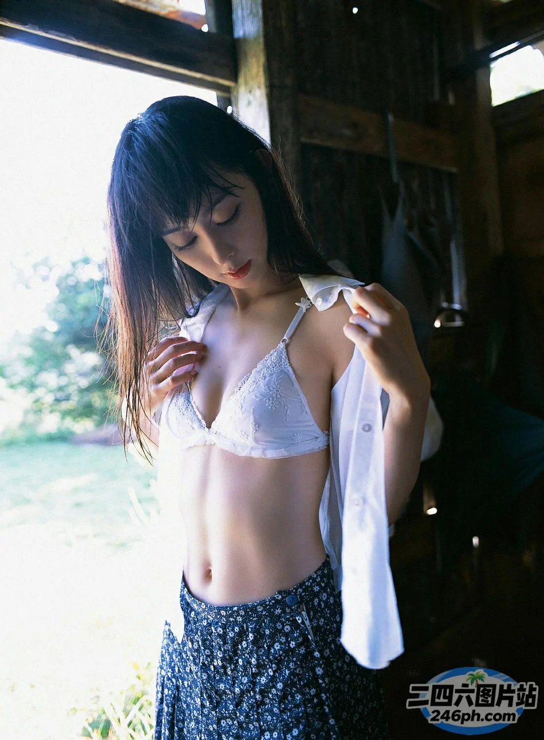 身穿白色文胸上衣和蓝色裙子的 arafed 亚洲女性