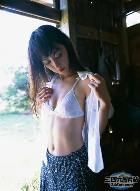 身穿白色文胸上衣和蓝色裙子的 arafed 亚洲女性