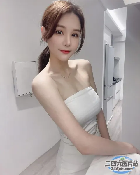一位身穿白色连衣裙的女子摆姿势拍照的特写