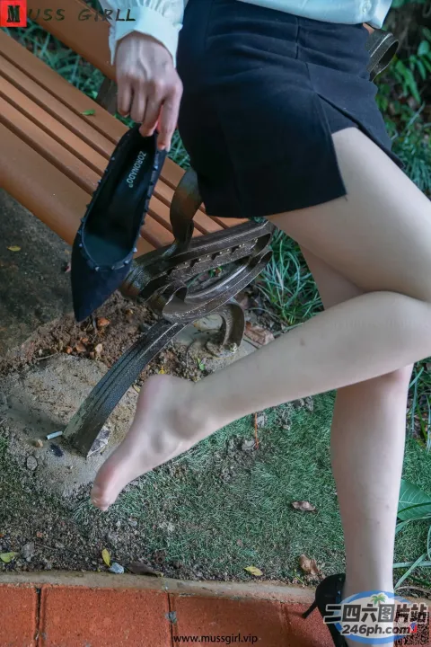 有一个女人穿着鞋子坐在长凳上