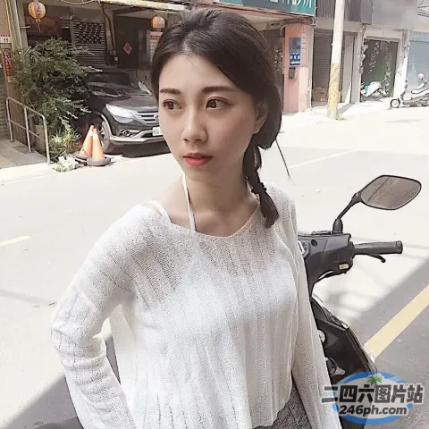 阿拉菲女子骑着摩托车站在路边