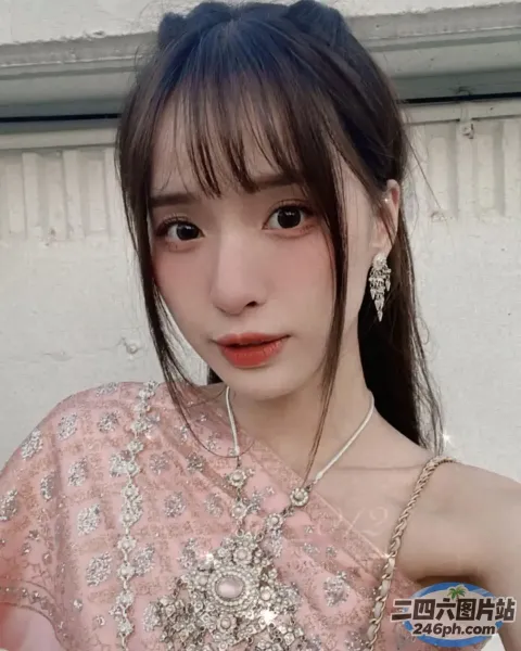 一位身穿粉红色连衣裙和耳环的女人的特写