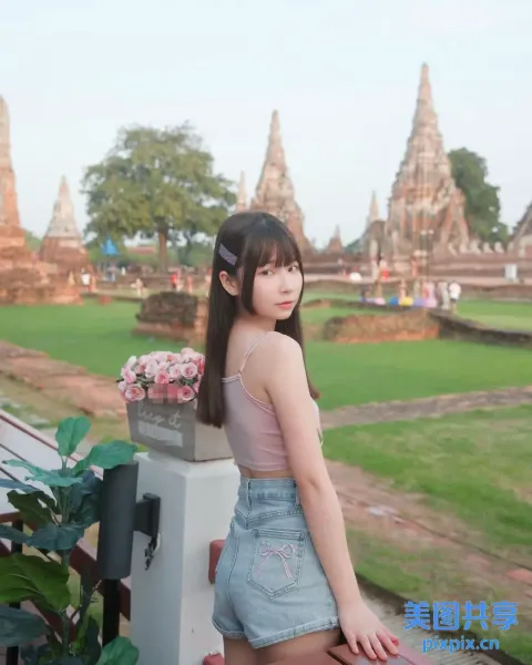 有一个女人站在草地上的长凳上