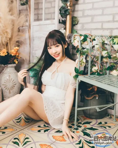 阿拉菲女人坐在地板上，手里拿着一把梳子
