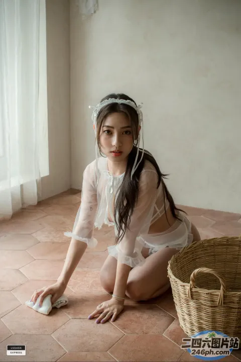 身穿白色连衣裙的 arafed 女子拿着篮子跪在地板上