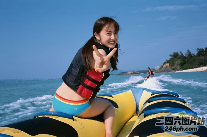 有个女人在水面上骑着香蕉船