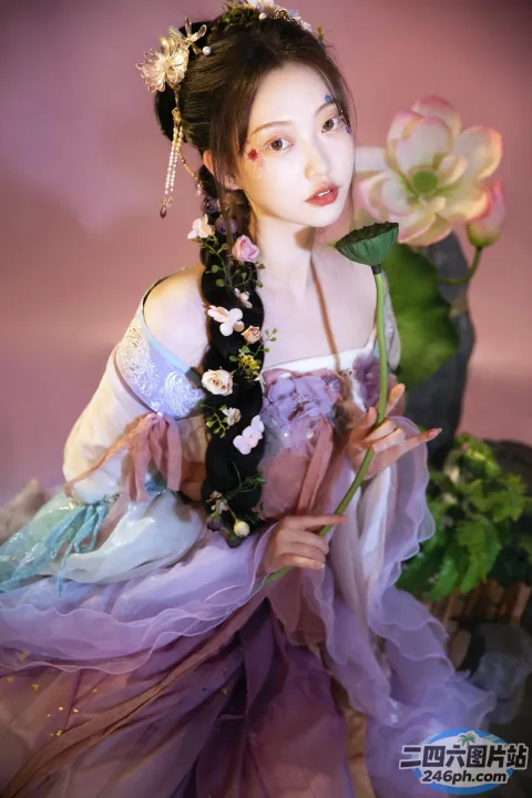 有个身穿裙子的女人，手里拿着一朵花