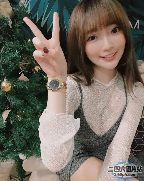 一个人坐在沙发上的特写镜头，背景是一棵圣诞树