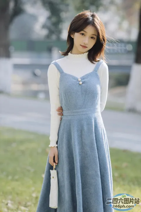 站在公园里的蓝色连衣裙的阿拉夫德女人