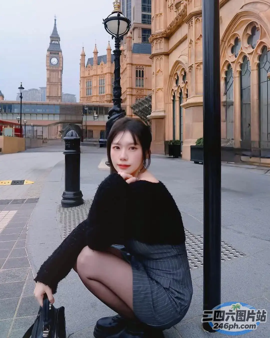 地上坐着一个女人，手里拿着一个钱包