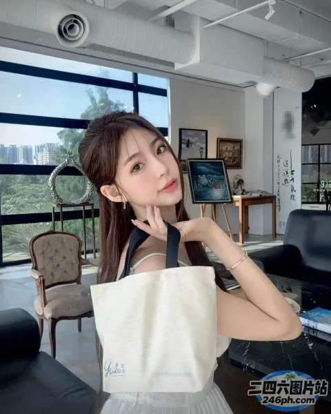 有个女人在房间里摆姿势拍照