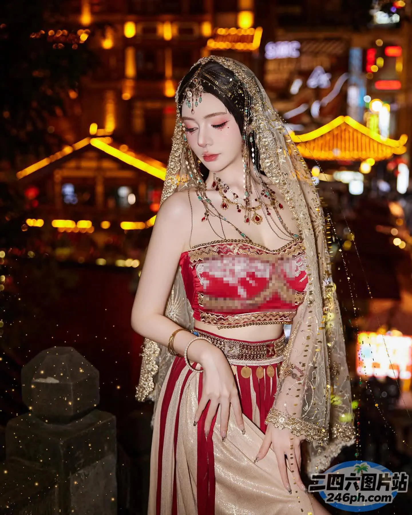 身穿红色和金色服装的 araffe 女子合影留念