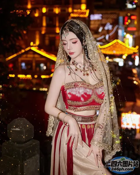 身穿红色和金色服装的 araffe 女子合影留念