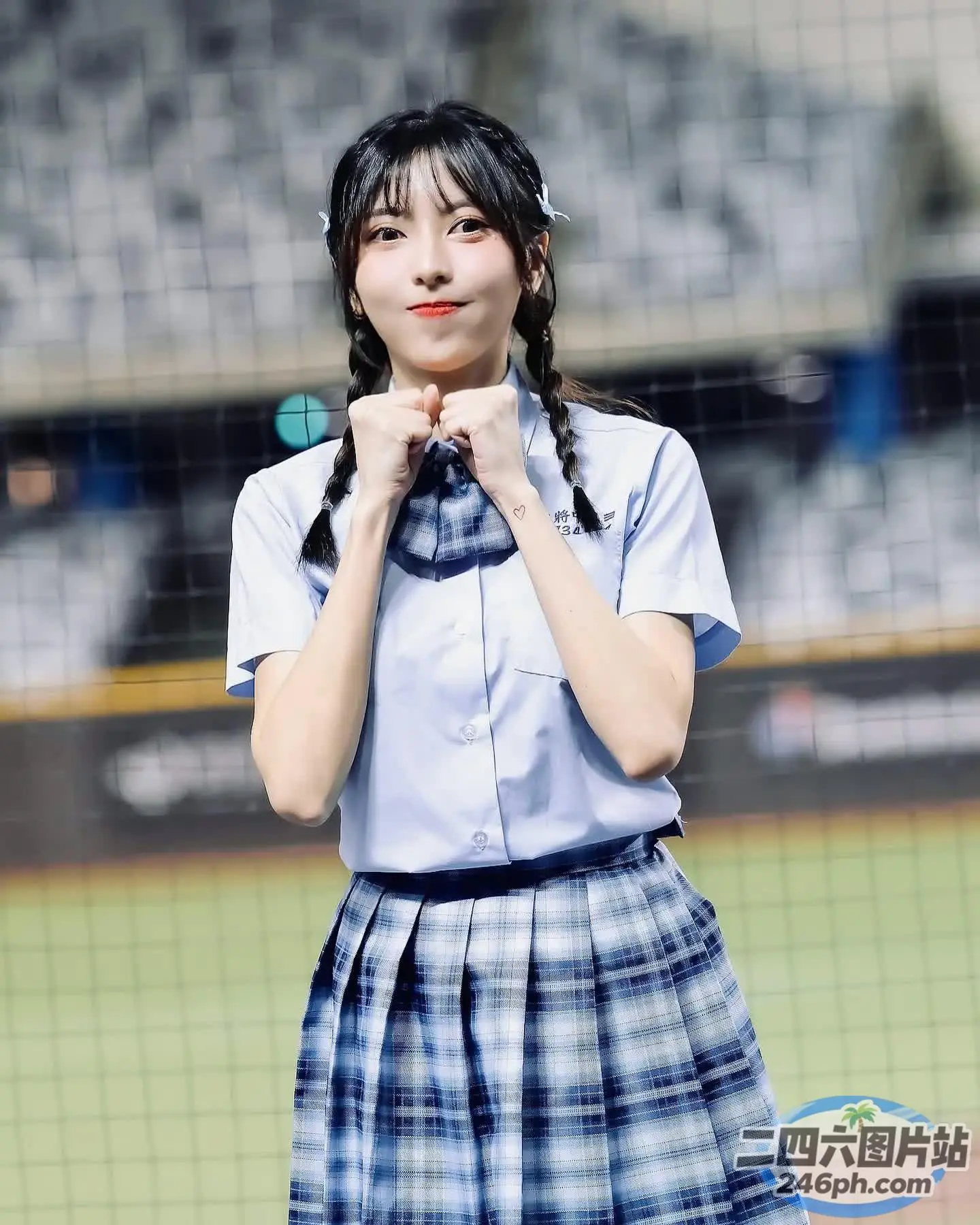 身穿蓝白制服的 arafed 亚洲女孩合影留念