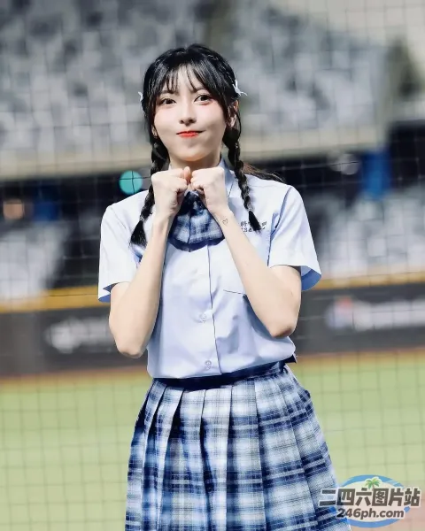 身穿蓝白制服的 arafed 亚洲女孩合影留念