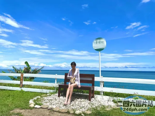 水边的长凳上坐着一个女人