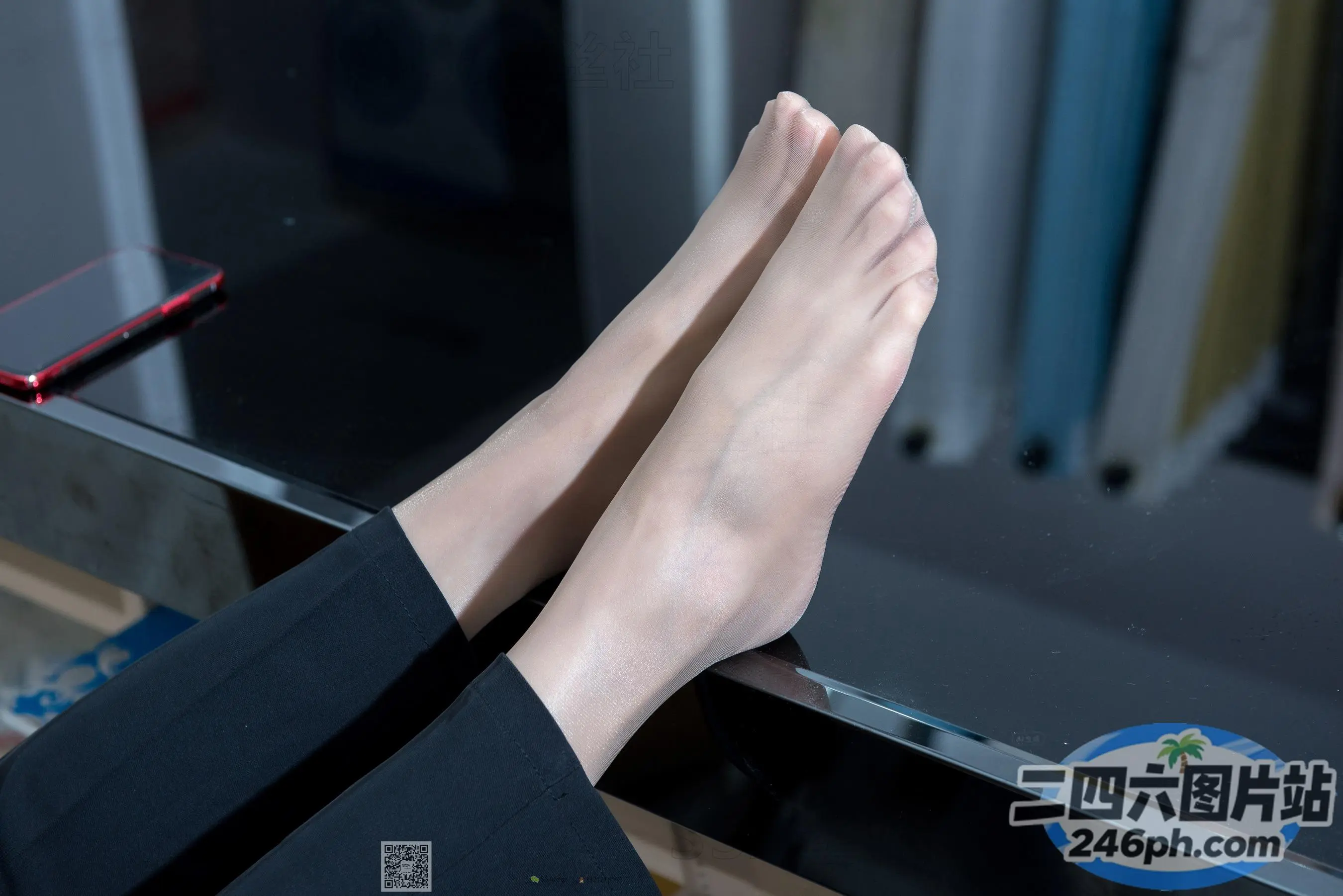 有人坐在桌子上，双脚抬起