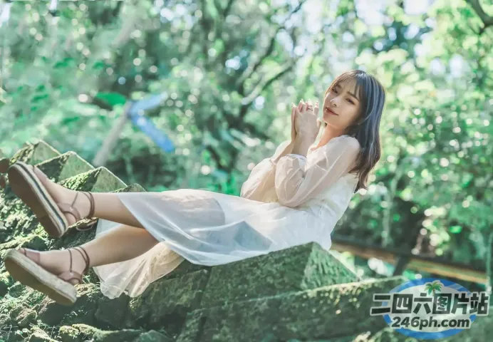 坐在森林岩石上的阿拉菲女人