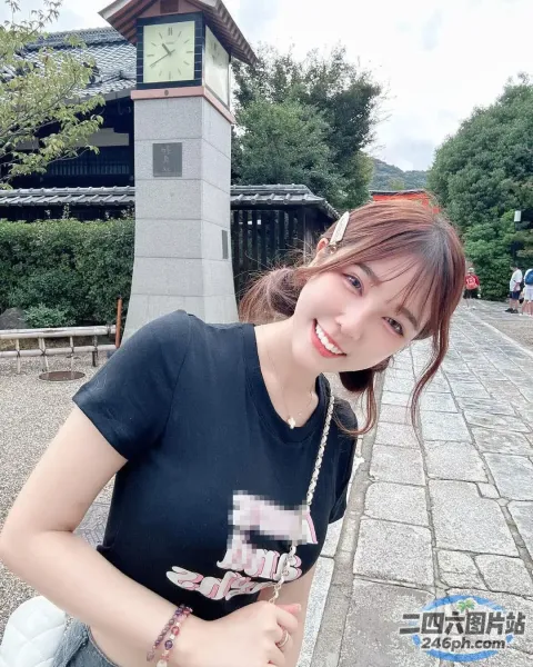 阿拉夫德女子在钟楼前合影