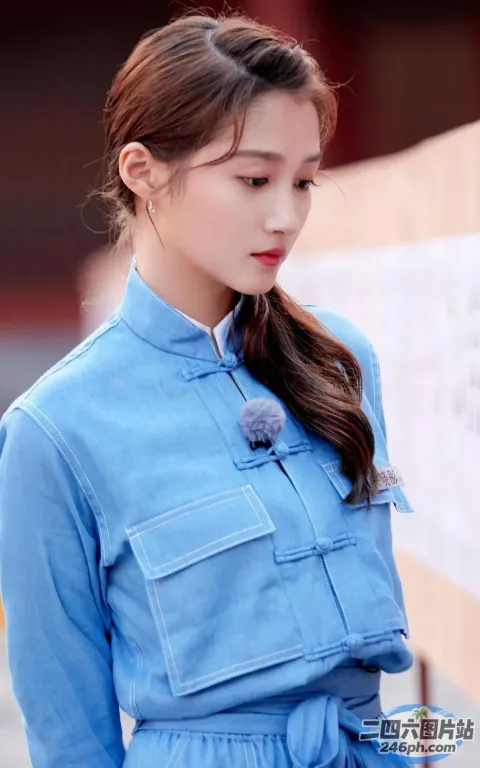 一个身穿蓝色衬衫和黑色裙子的女人的特写