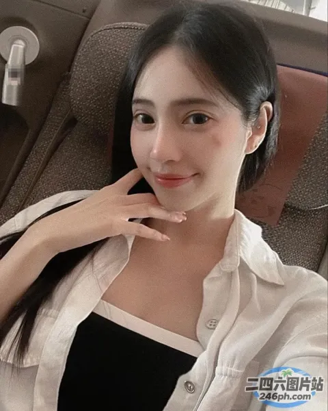 阿拉夫德女人坐在车里，手放在下巴上
