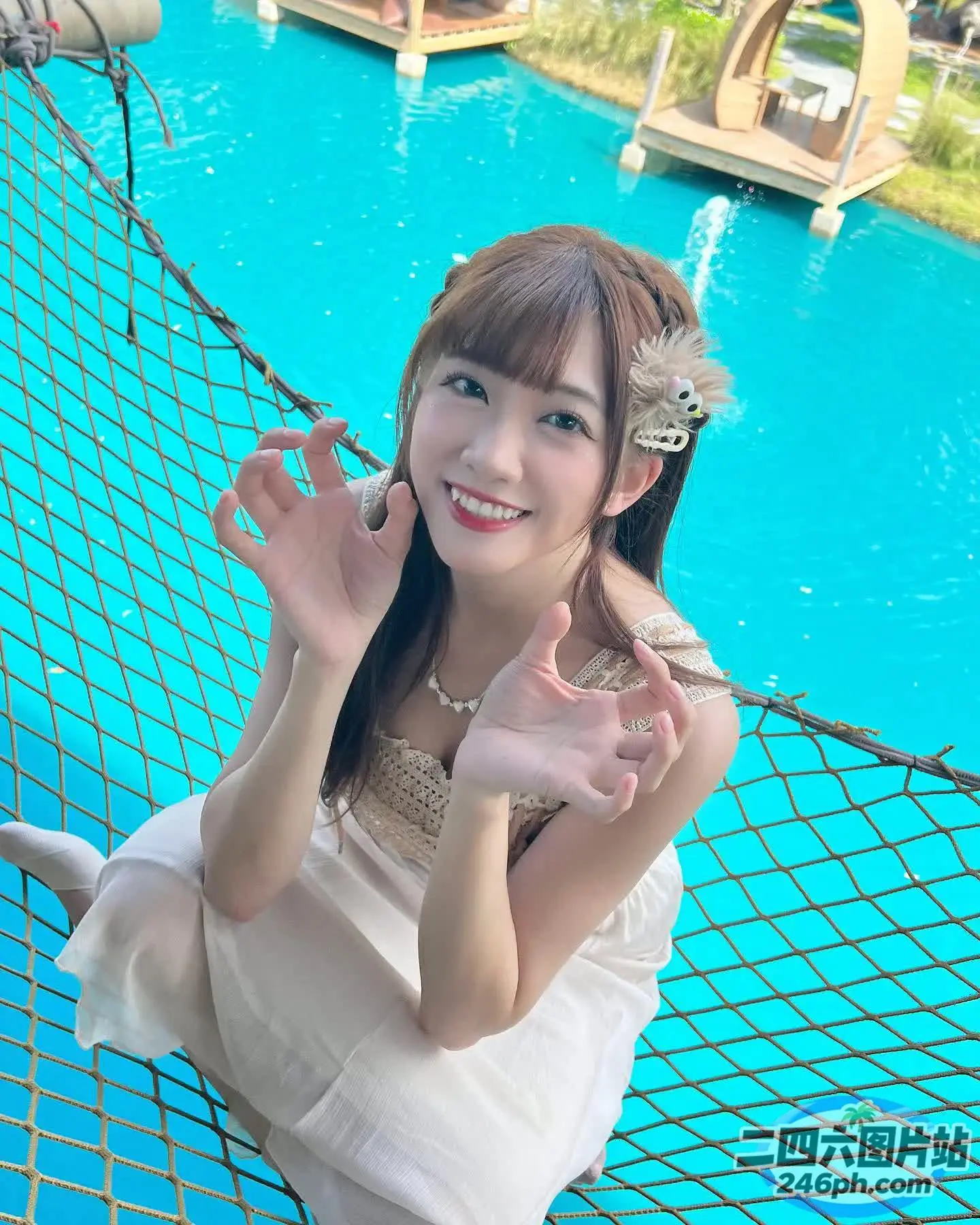 一个女人坐在游泳池边的吊床上的特写