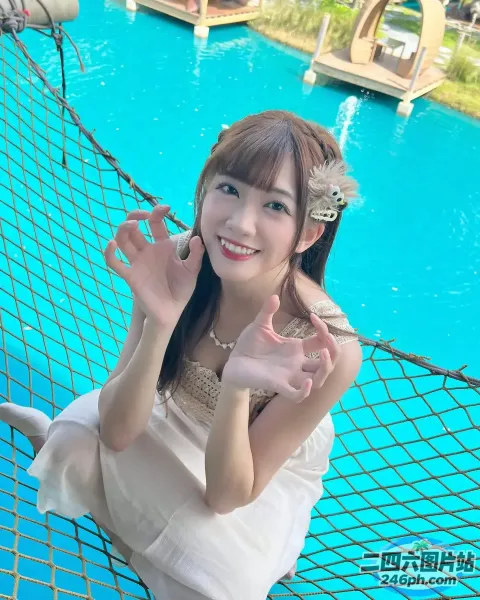 一个女人坐在游泳池边的吊床上的特写