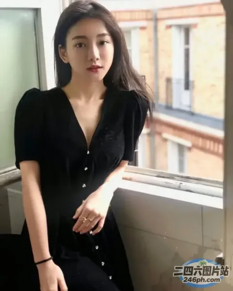坐在窗台上的女人的特写