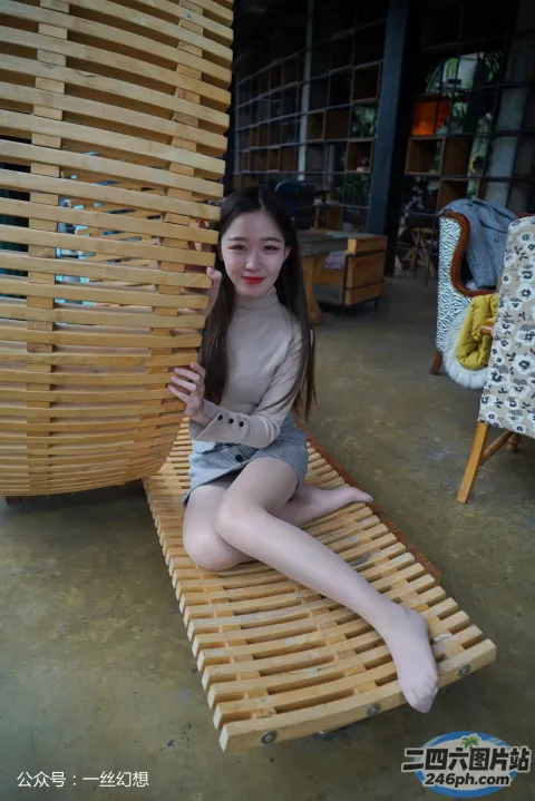 坐在房间里木凳上的阿拉菲德女人