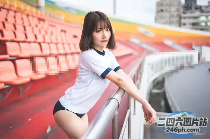 身穿白衬衫和黑色短裤的亚洲女性在栏杆上摆姿势