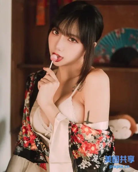 有个穿着和服的女人在刷牙