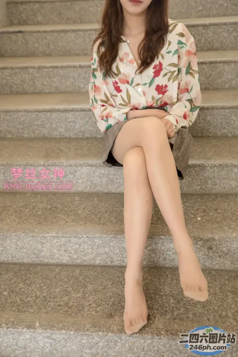 一个人坐在一组楼梯上的特写