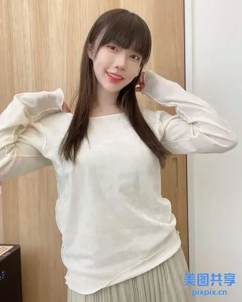 长发白衬衫的 araffe 女人摆姿势拍照