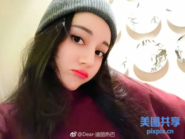 有一个长发的女人，戴着帽子，穿着毛衣