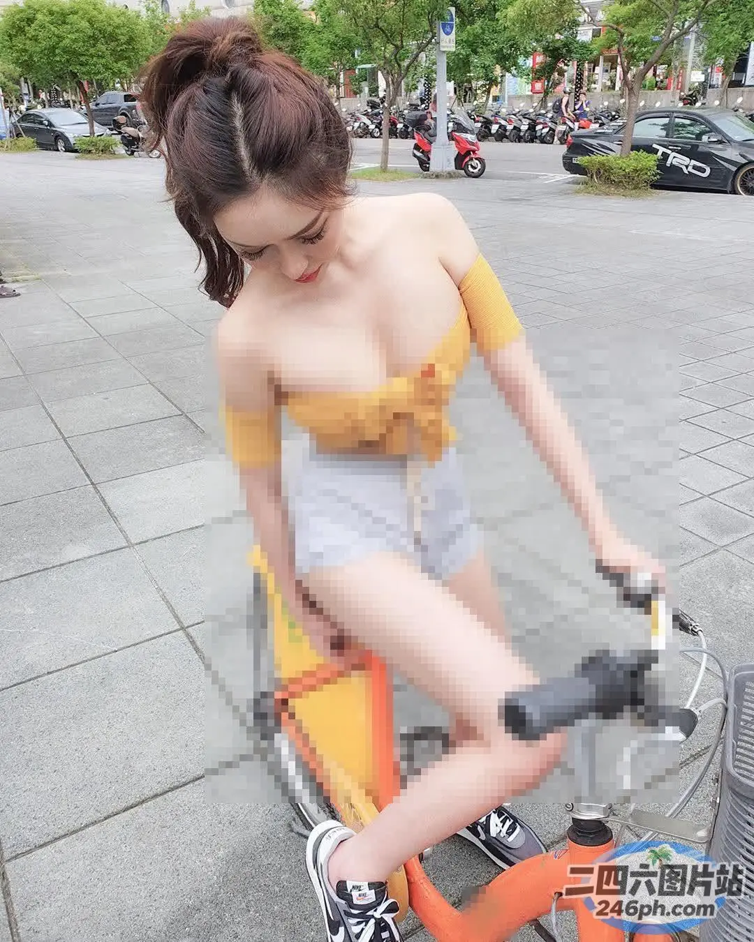 有一个女人骑着一辆自行车，上面有乐高车身