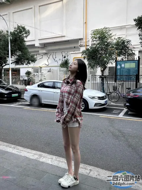 路边站着一个女人