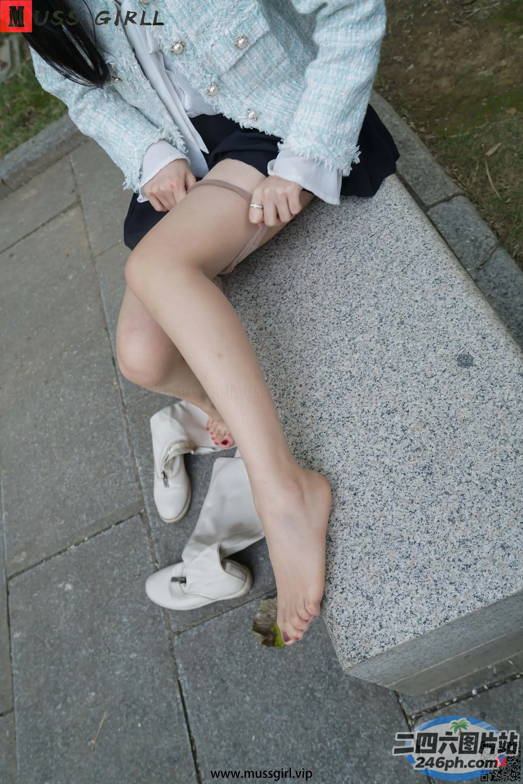 有个女人坐在长凳上，双腿交叉
