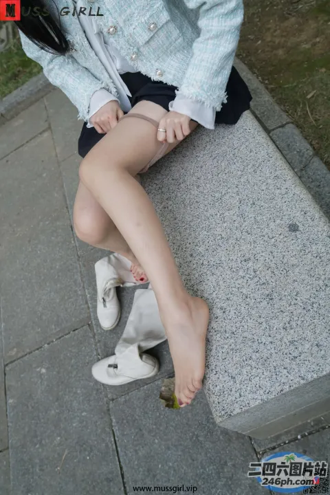 有个女人坐在长凳上，双腿交叉