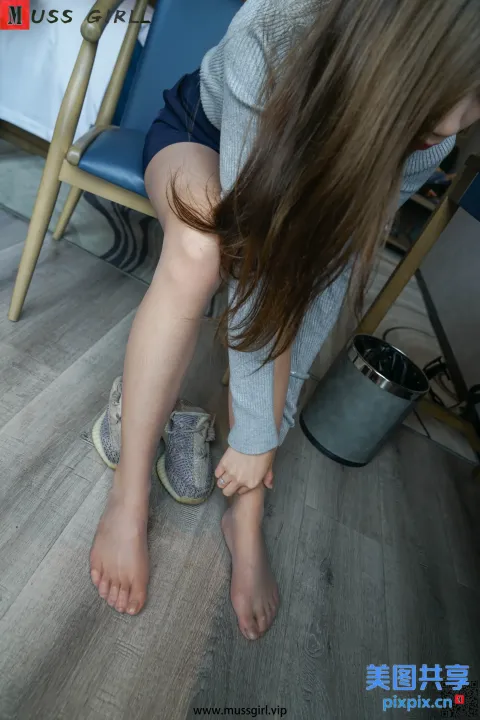 有一个女人，她的脚站在地板上