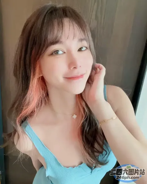 一位穿着蓝色连衣裙的长发女子的特写