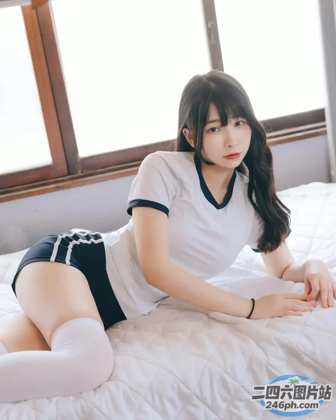 一个穿着白衬衫躺在床上的女人的特写