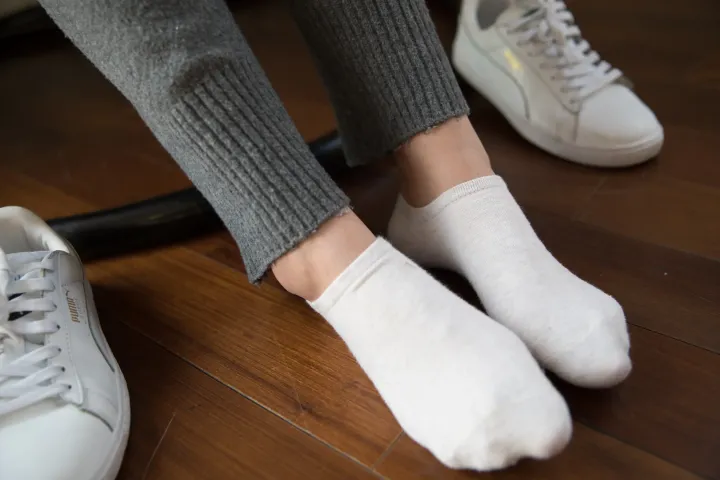 有人穿着白色袜子和一双白色运动鞋