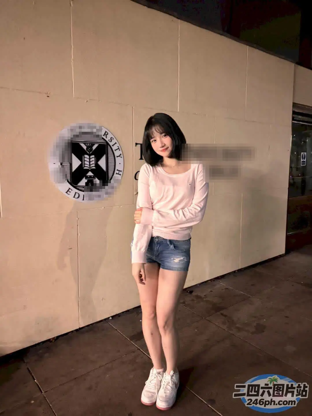 有个女人站在墙前，手里拿着钟