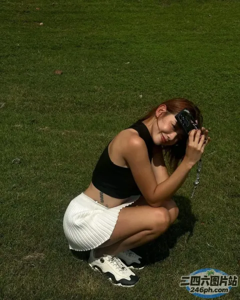 跪在草地上，双手抱头的阿拉菲女子