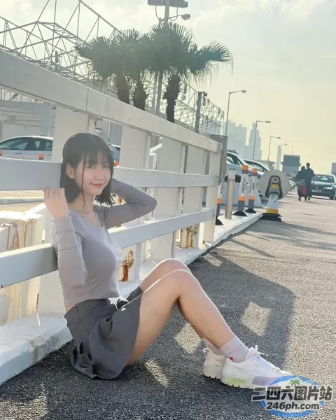 停车场的长凳上坐着一名女子